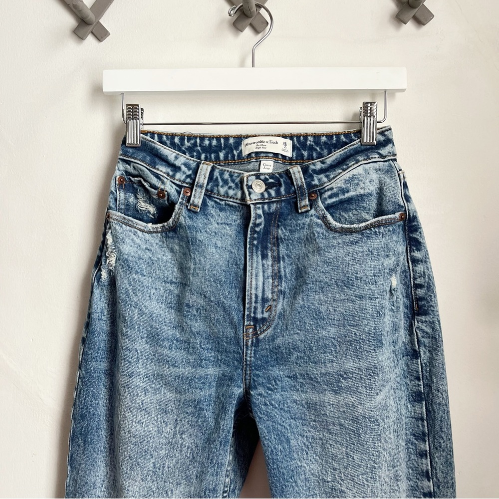 Abercrombie & Fitch The Mom High Rise Curve Love Jeans in Acid Wash Blue - Picture 2 of 11